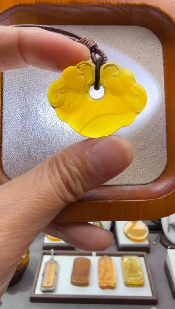 未镶嵌颈饰琥珀双象如意