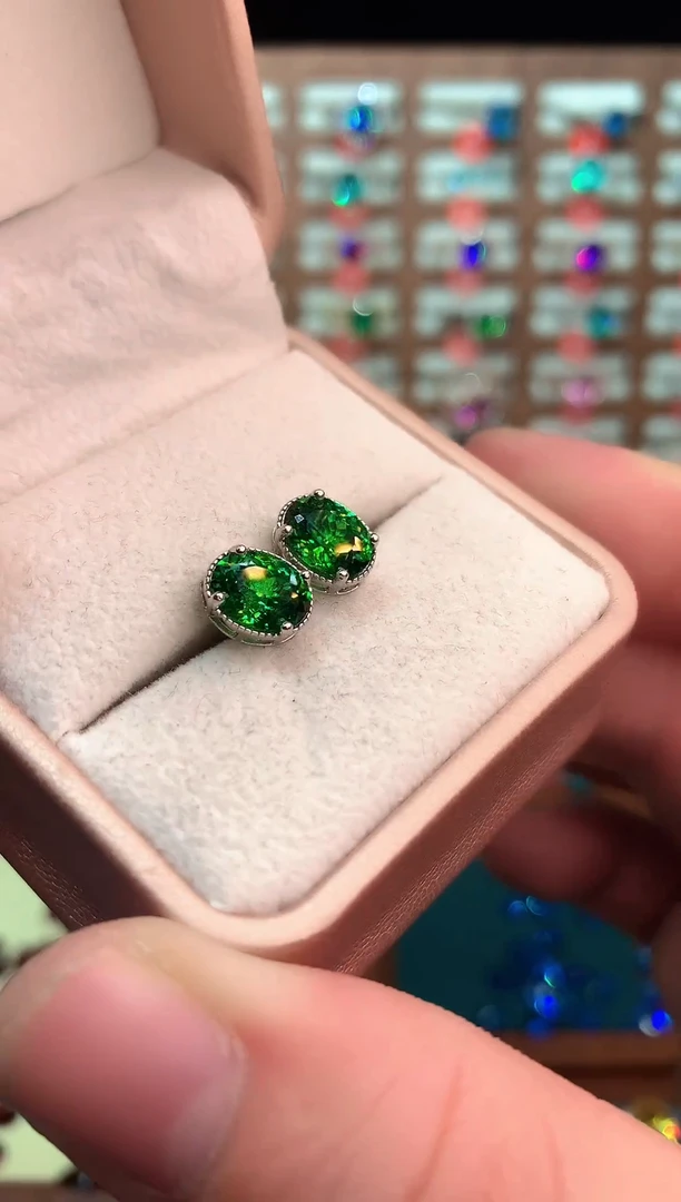 银S925镶嵌耳钉石榴石（沙弗莱）......