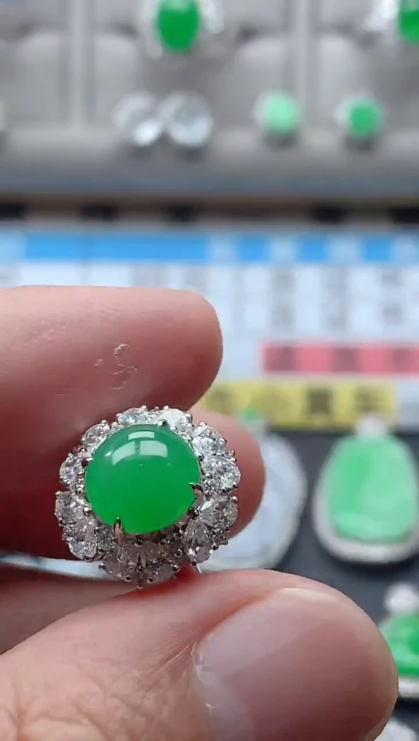 18K金镶嵌戒指翡翠18K翡翠伴钻