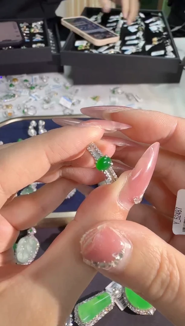 18K金镶嵌戒指翡翠zj多样性发其一