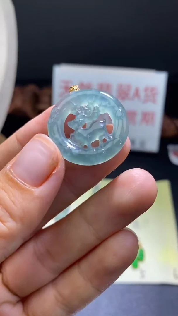 翡翠18K金镶嵌颈饰翡翠吊坠