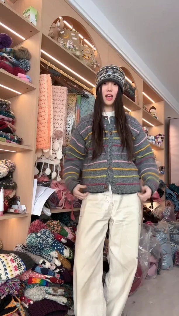 羊毛浅灰条纹毛衣