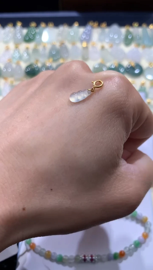 颈饰18K金镶嵌翡翠翡翠