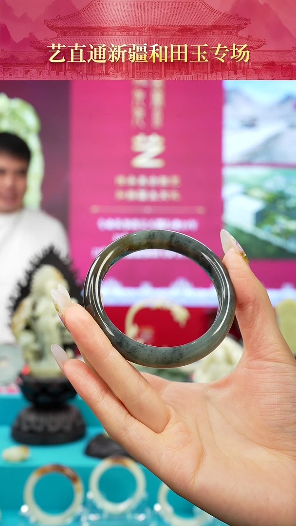 未镶嵌和田玉挂件墨绿手镯圈口约58mm（微瑕）