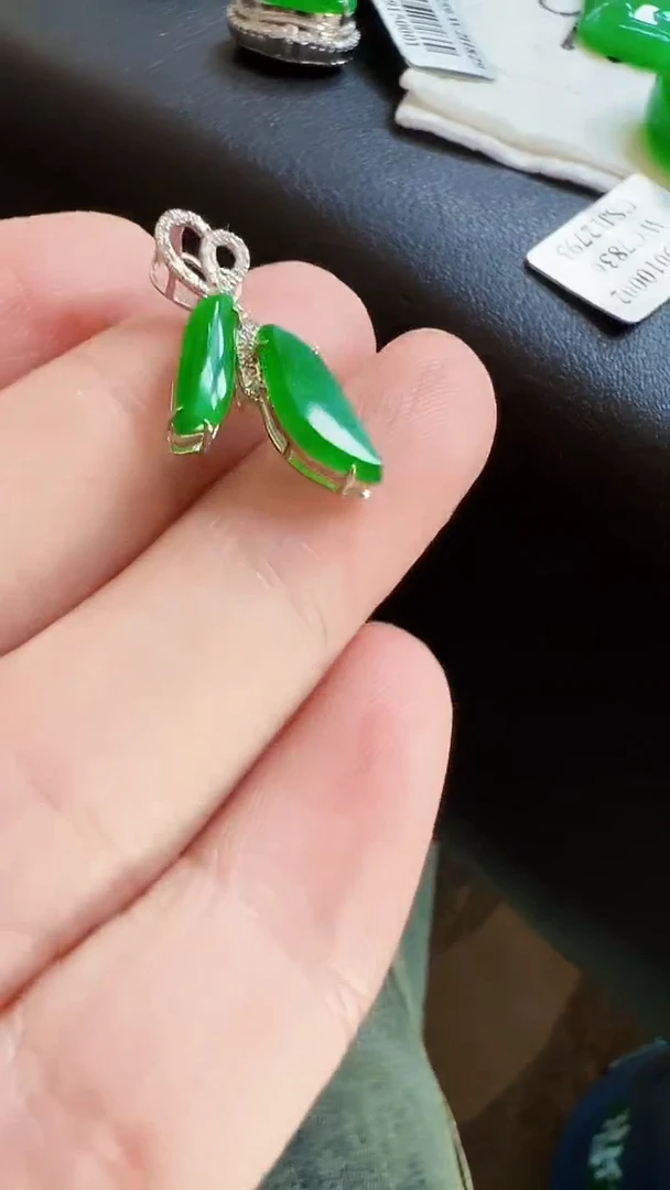 颈饰18K金镶嵌翡翠吊坠