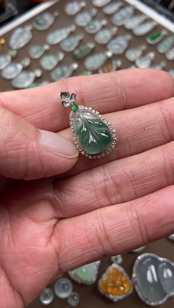 【闪购商品】翡翠颈饰18K金镶嵌叶子