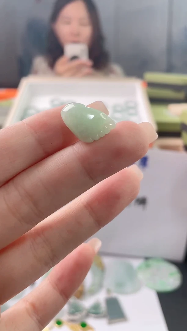 翡翠未镶嵌吊坠(不含链)知足常乐