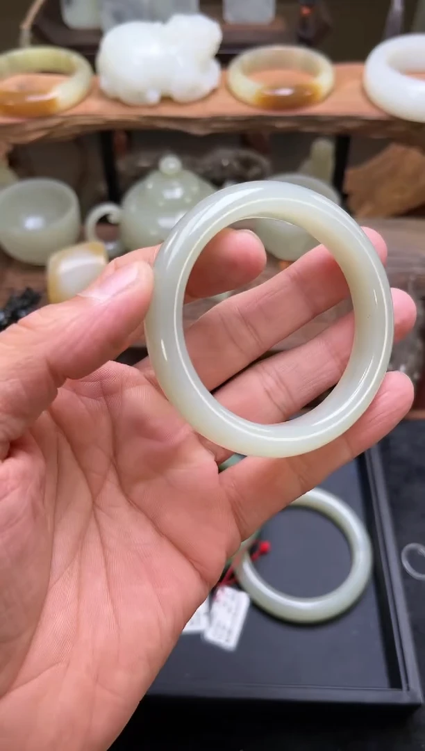 【闪购商品】和田玉手镯未镶嵌且末青白 54圈