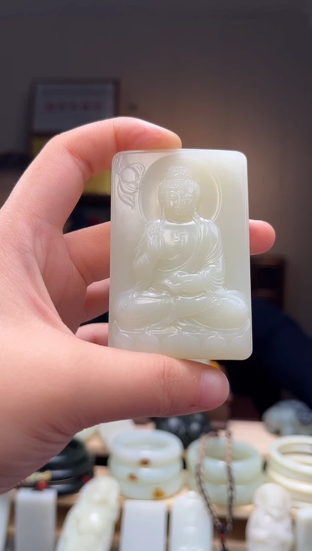 颈饰未镶嵌和田玉呼***。吊坠