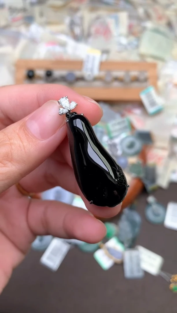 18K金镶嵌挂件翡翠 —