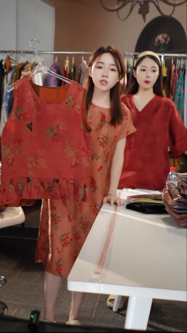 红色娃娃衫小猫咪