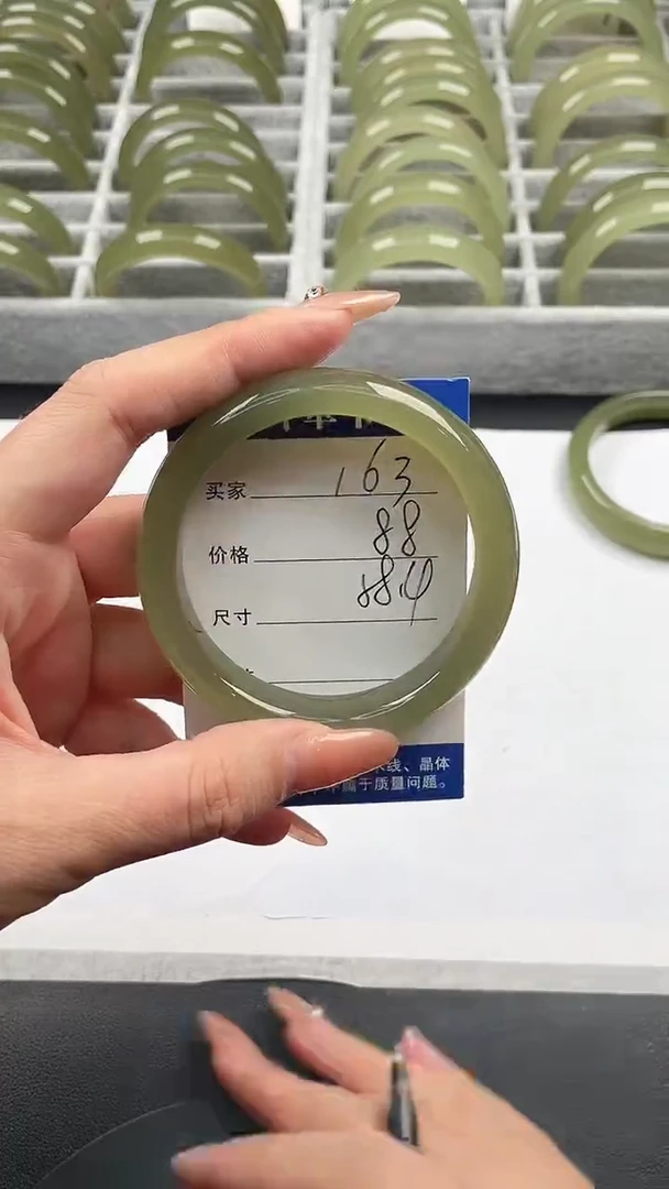 未镶嵌手镯石英质玉湖水绿