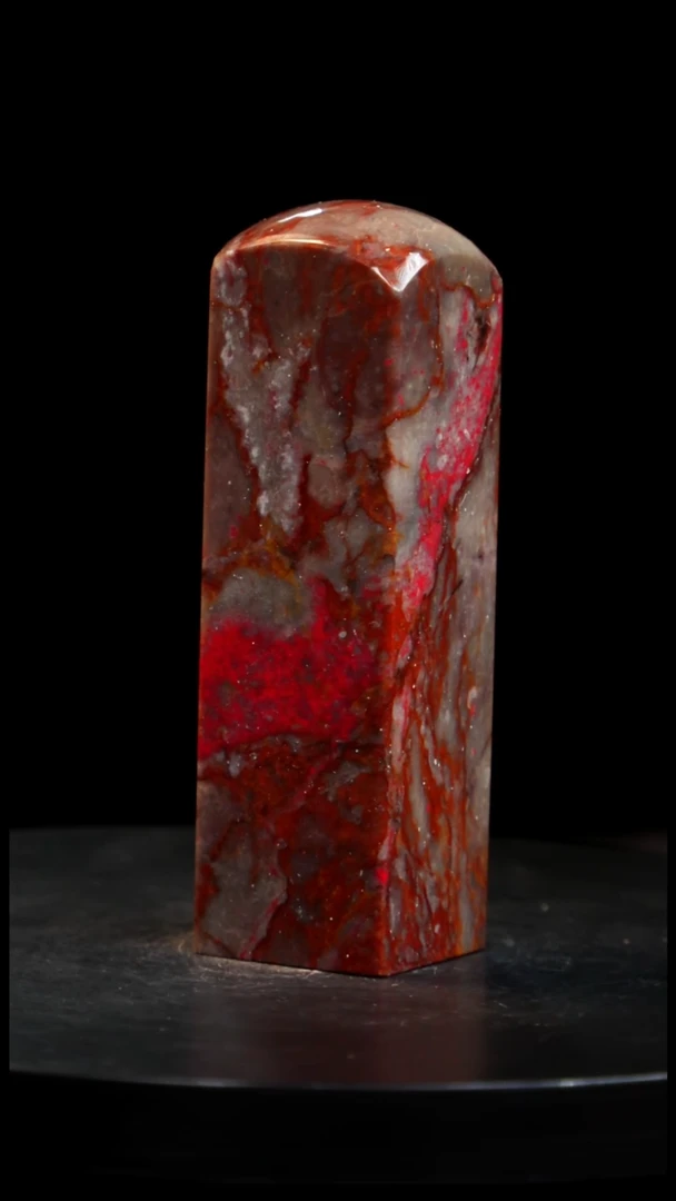 昌化石牛角鸡血石