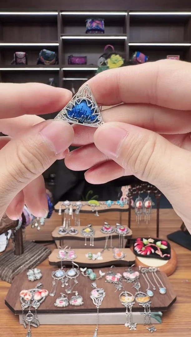 织绣68蒙阿苏苗绣传承店