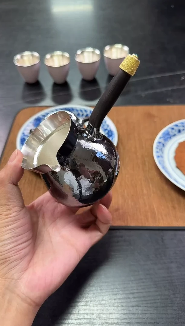 -水***头'呆坐 玄紫手敲镜面德馨壶