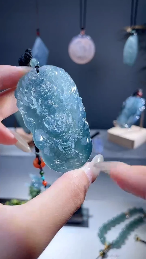 颈饰未镶嵌翡翠龙牌