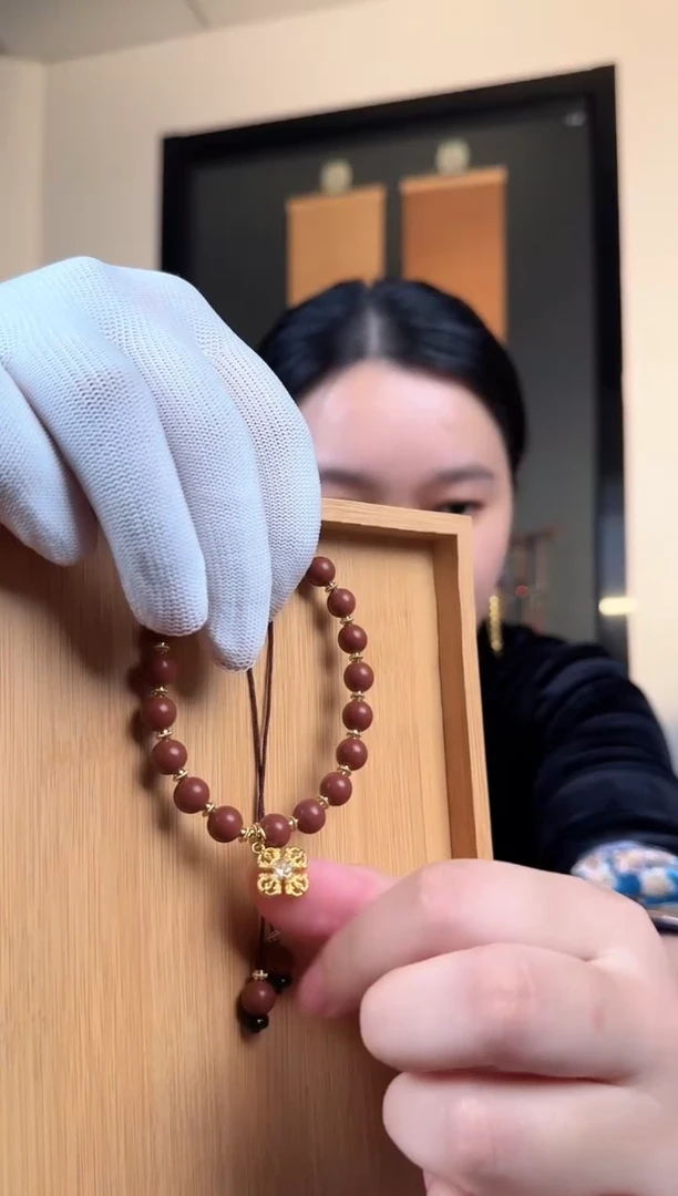 泥塑红麝8mm设计款手串