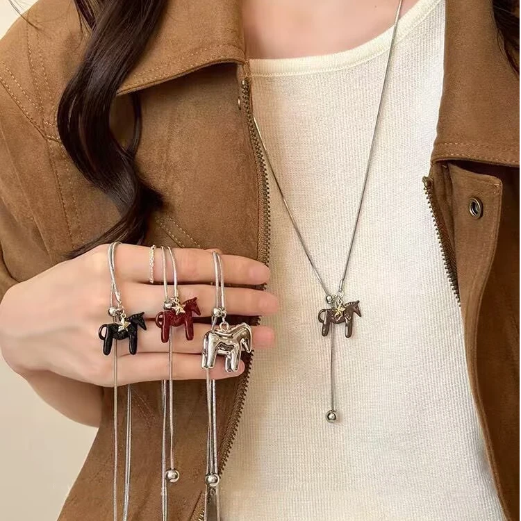 合金吊坠 银色小马吊坠抽拉项链女新款百搭长款秋冬高级感毛衣链