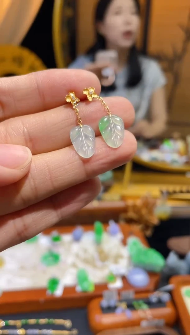 颈饰18K金镶嵌翡翠耳钉