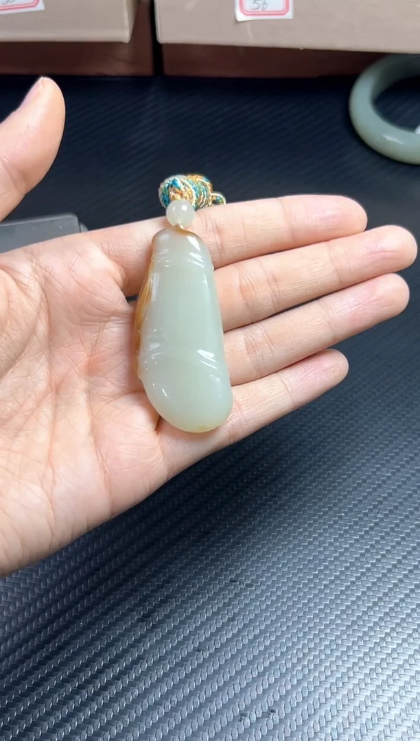 吊坠(赠链)未镶嵌和田玉若羌微色差