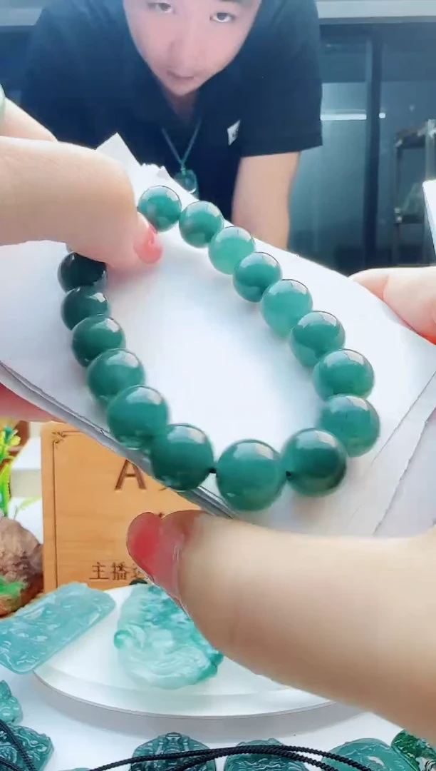 翡翠未镶嵌颈饰多样性发货其中一件