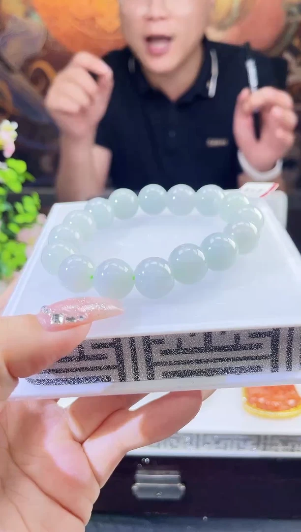 翡翠未镶嵌颈饰多样性发其一