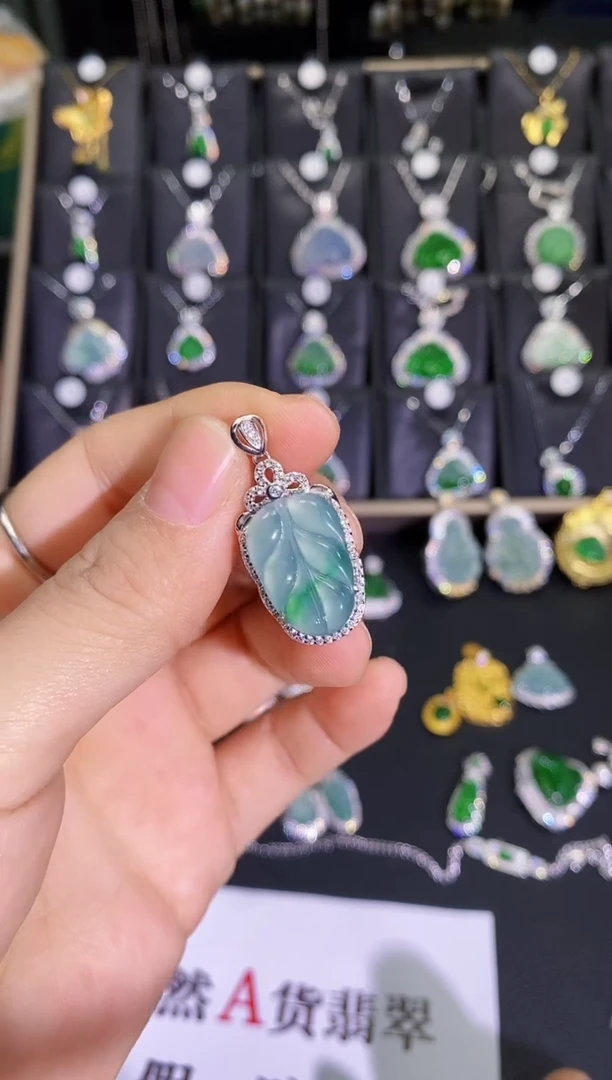【闪购商品】翡翠吊坠(赠链)银S925镶嵌叶子飘花
