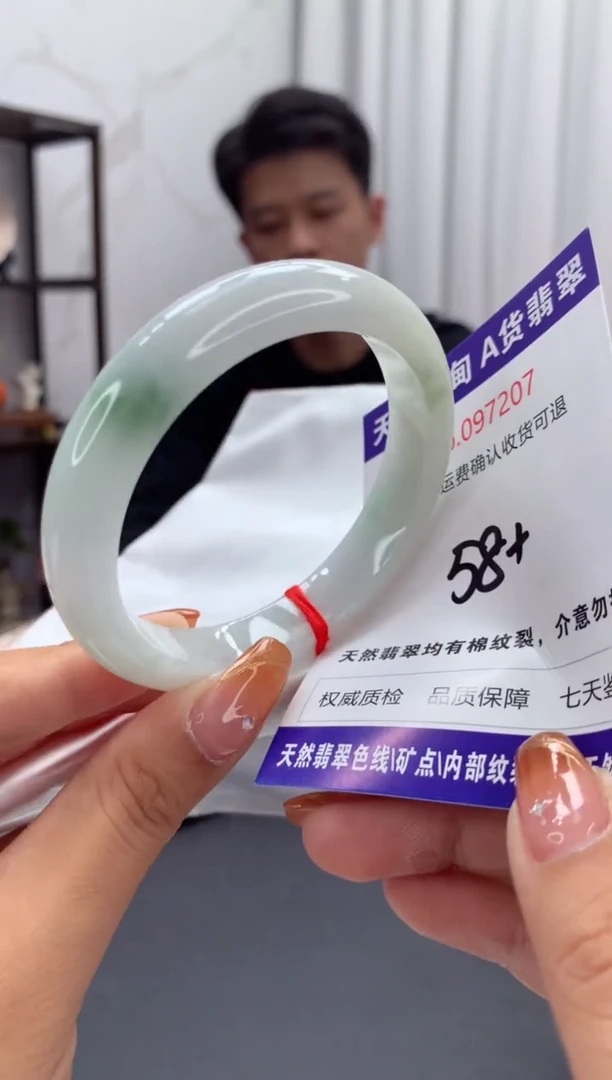 未镶嵌手镯翡翠有纹，完美者勿拍
