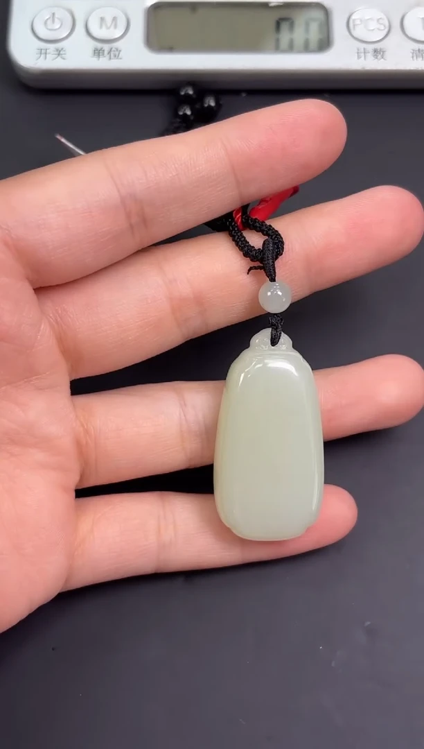 【闪购商品】和田玉吊坠(赠链)未镶嵌且末微色差迪克兰一细