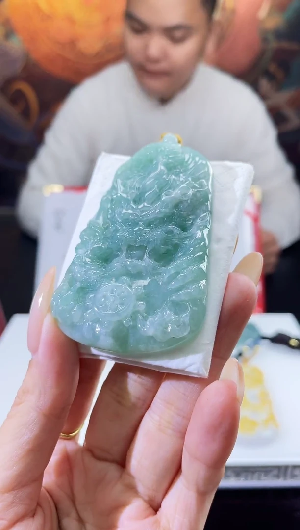 翡翠未镶嵌颈饰多样性发其一