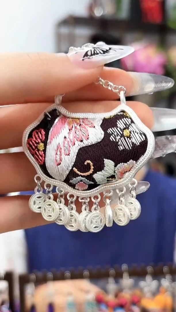 织绣云织瑶非遗老绣饰品381