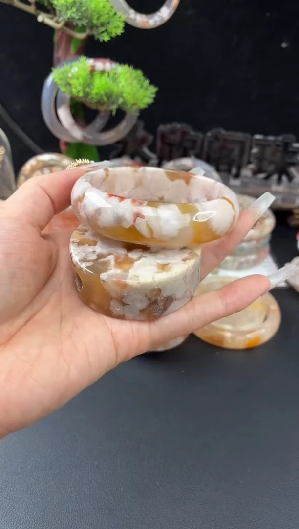 未镶嵌手镯（圆镯）石英质玉58