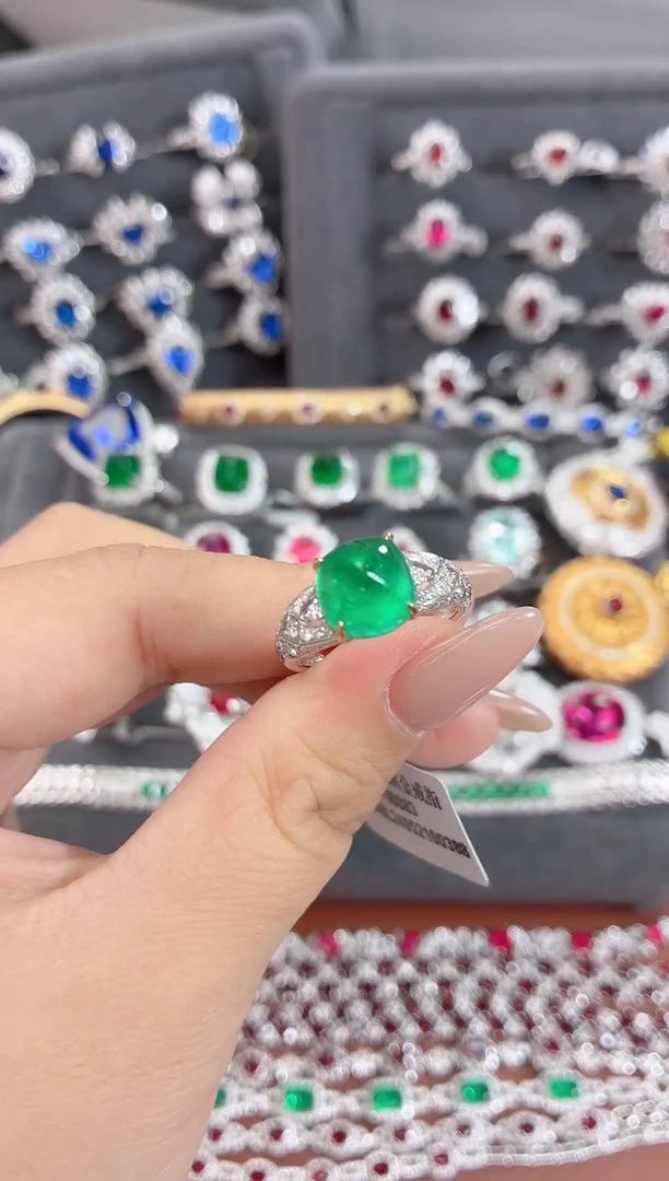 18K金镶嵌戒指祖母绿4克拉