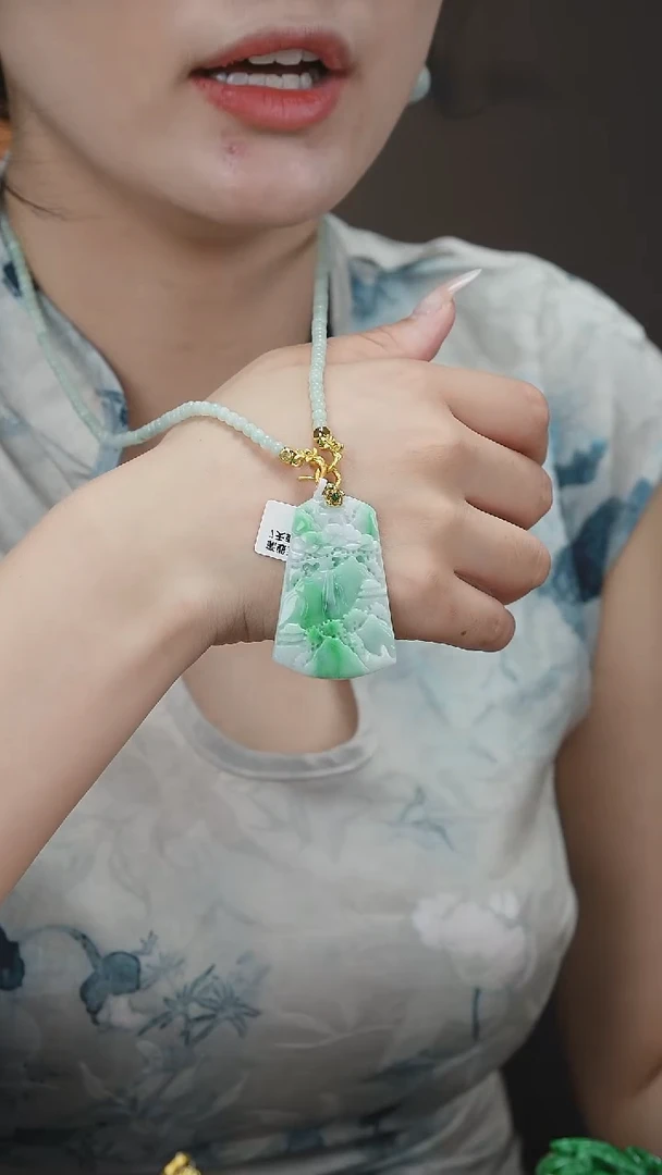 翡翠未镶嵌吊坠(赠链)104