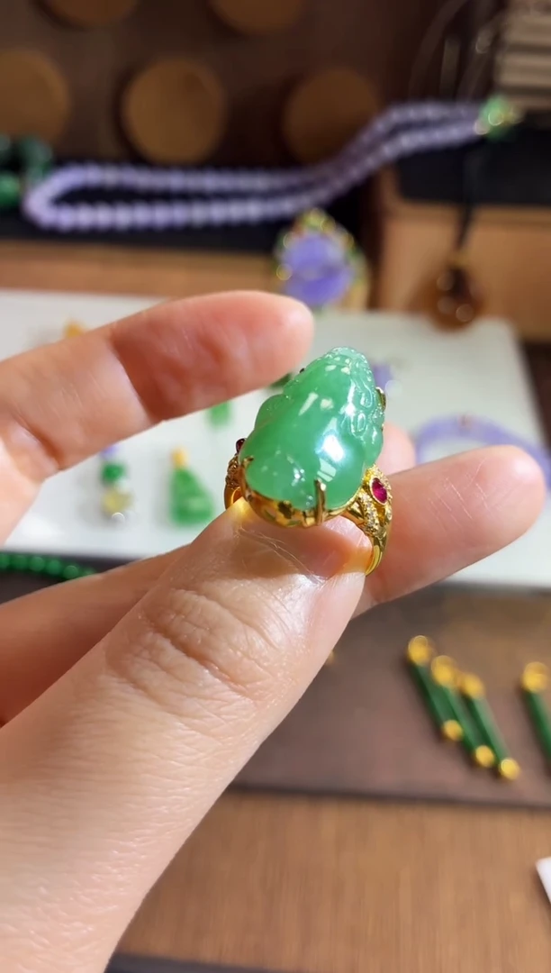 18K金镶嵌戒指翡翠手饰