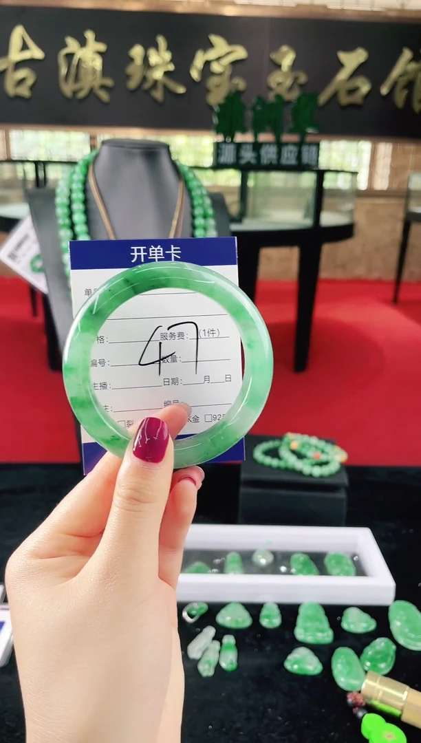 未镶嵌手镯石英质玉（非洲翠）微瑕，一经发货，运费不退介意勿拍