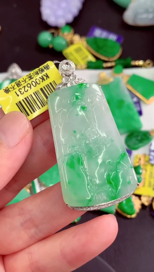 颈饰18K金镶嵌翡翠挂件