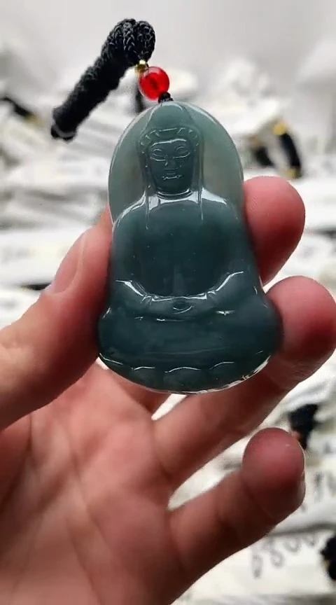 翡翠未镶嵌颈饰观音