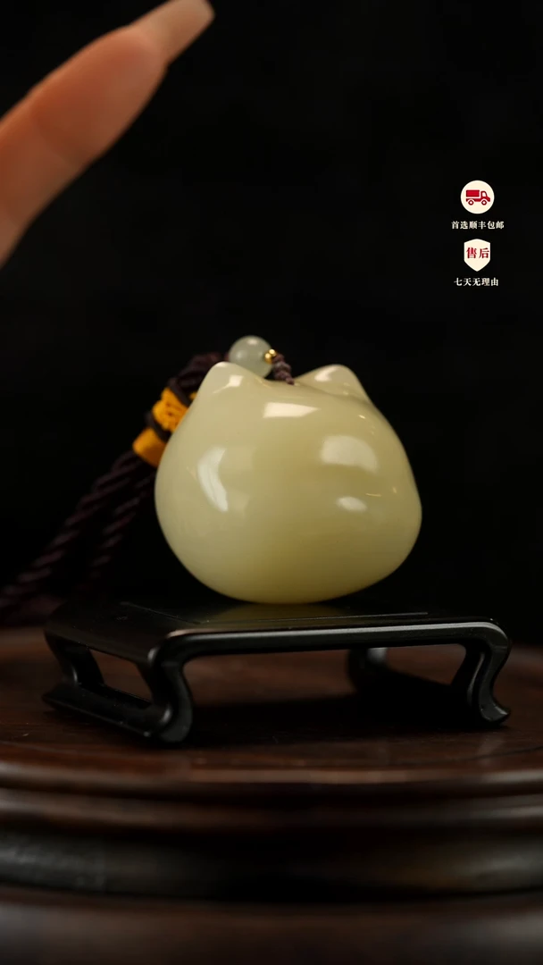 云南石竹叶青雕刻：可爱猫咪手把件