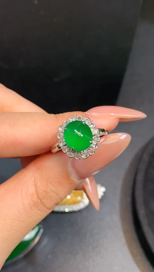 颈饰18K金镶嵌翡翠戒指