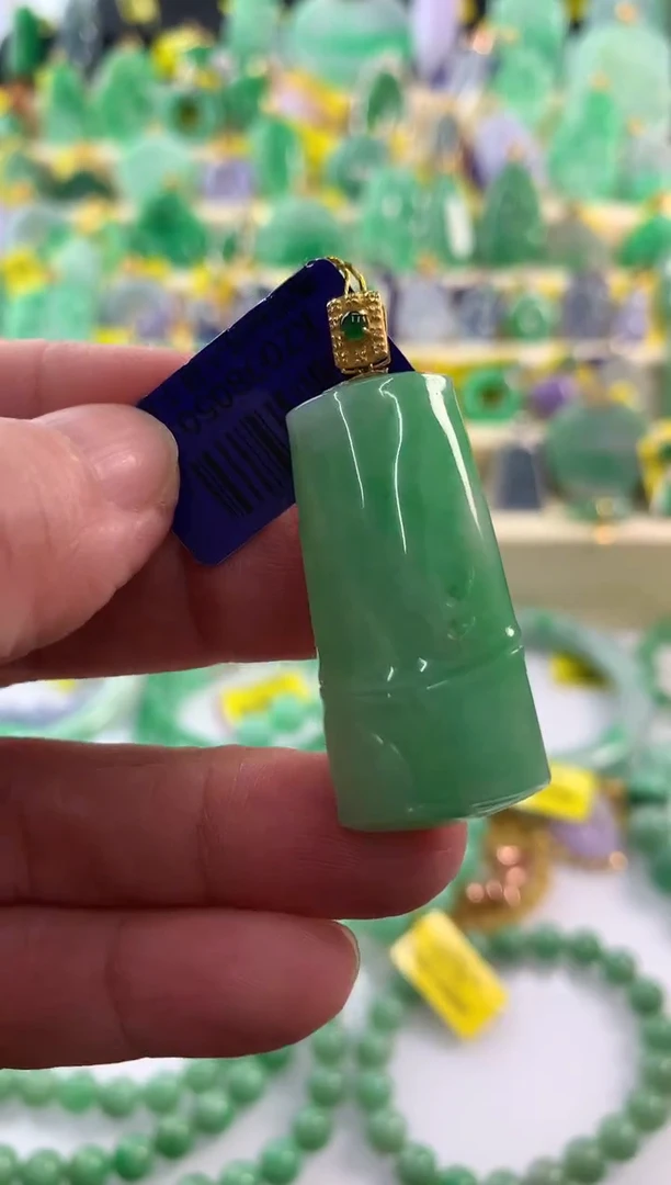 颈饰18K金镶嵌翡翠挂件