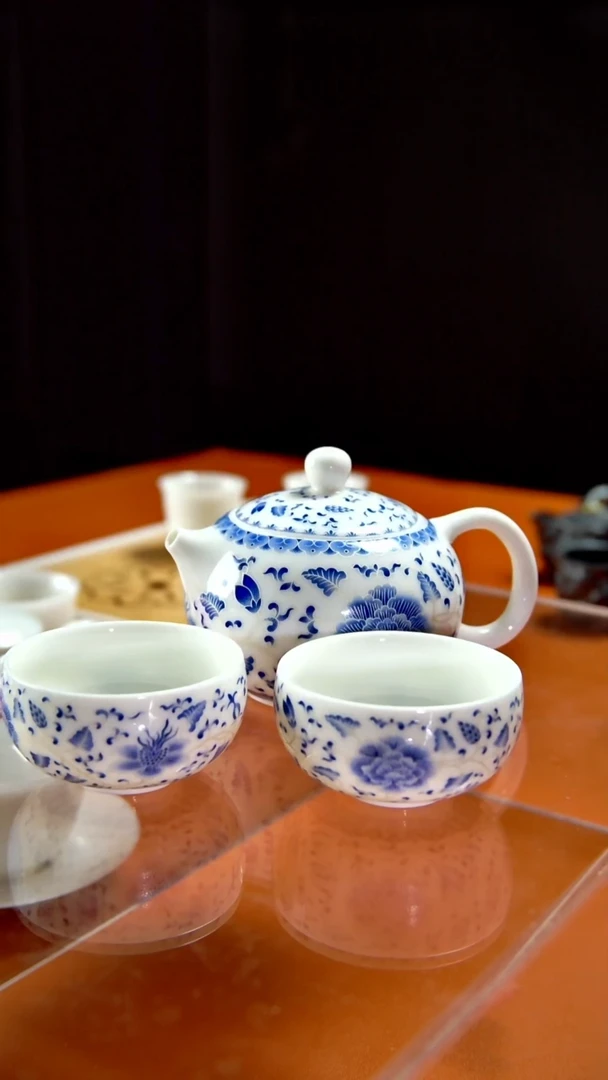 其他陶瓷《言泥陶瓷》描银缠枝莲壶带两杯