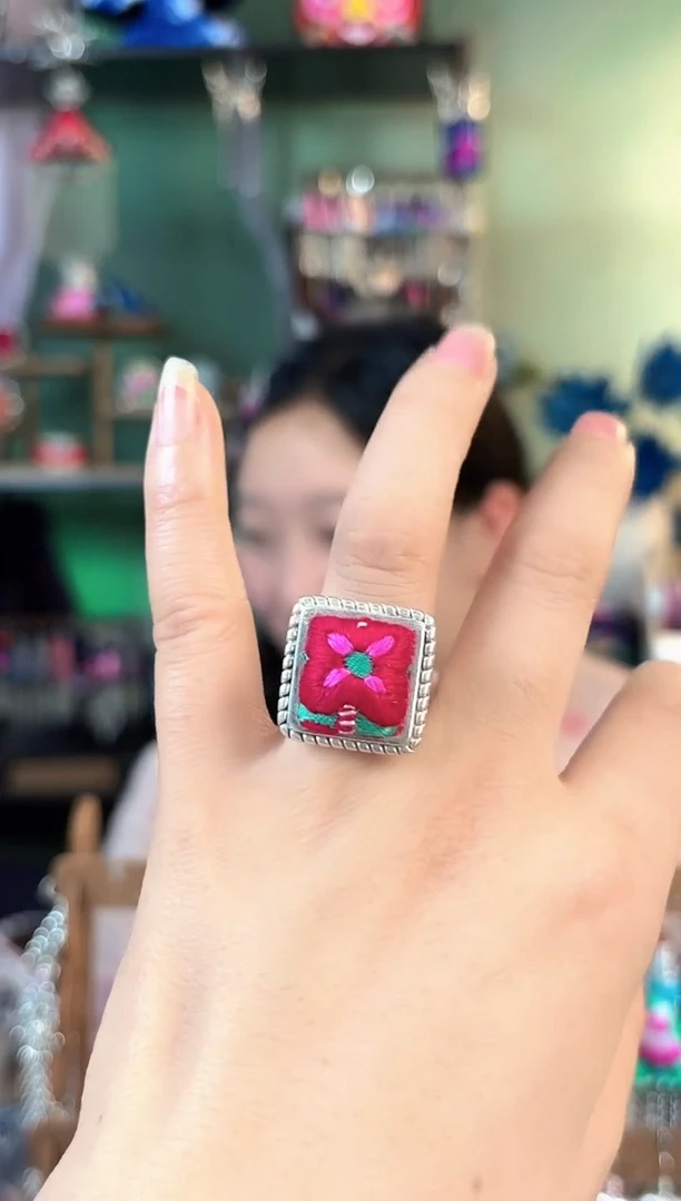 彩云南阁非遗老绣饰品576