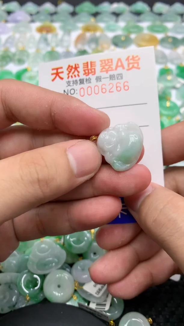 翡翠18K金镶嵌颈饰1111111111111