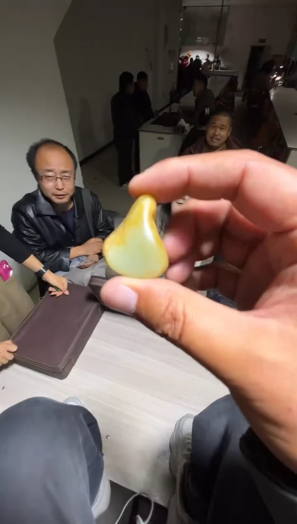 未镶嵌和田玉（糖玉）挂件和田玉