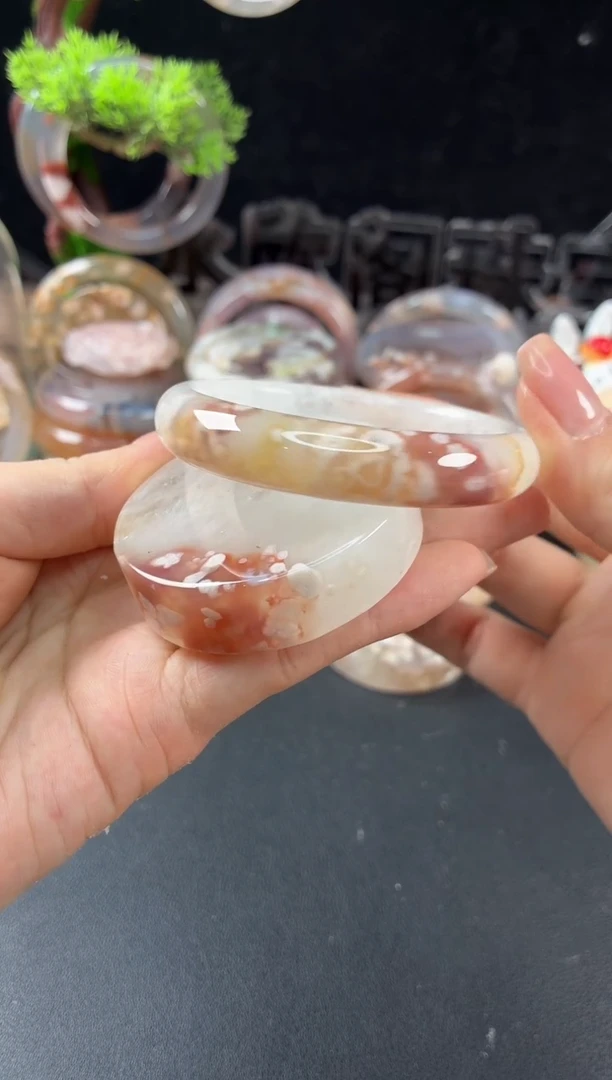 未镶嵌手镯（圆镯）石英质玉55