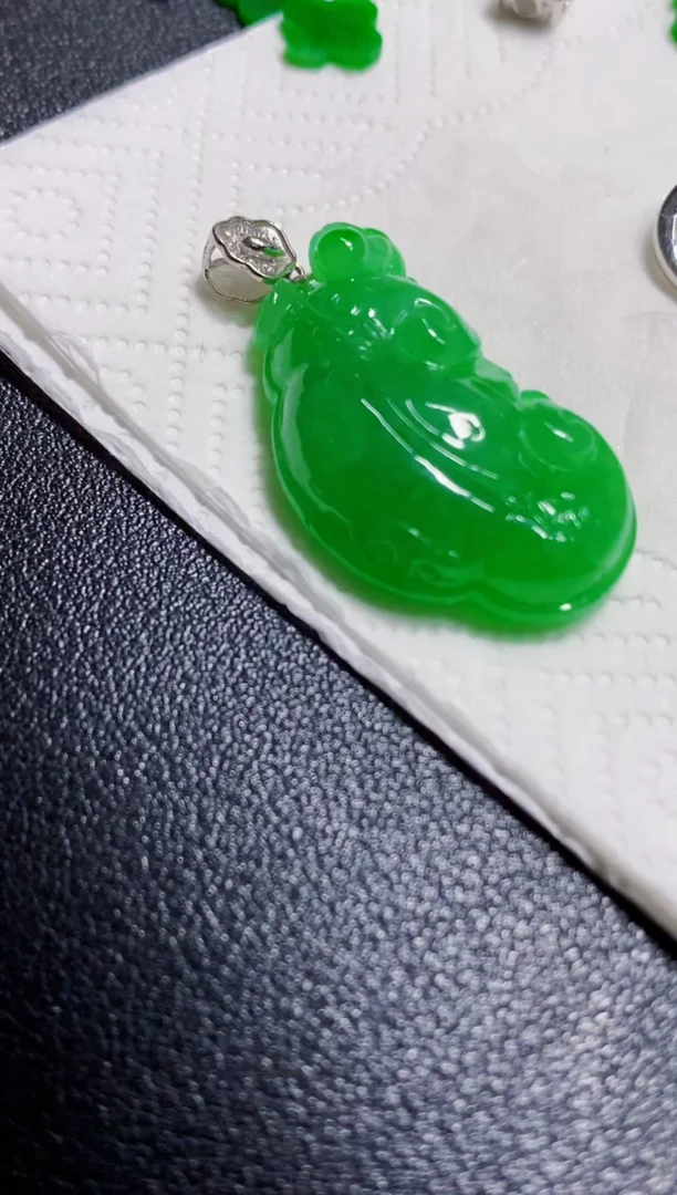 颈饰18K金镶嵌翡翠如意