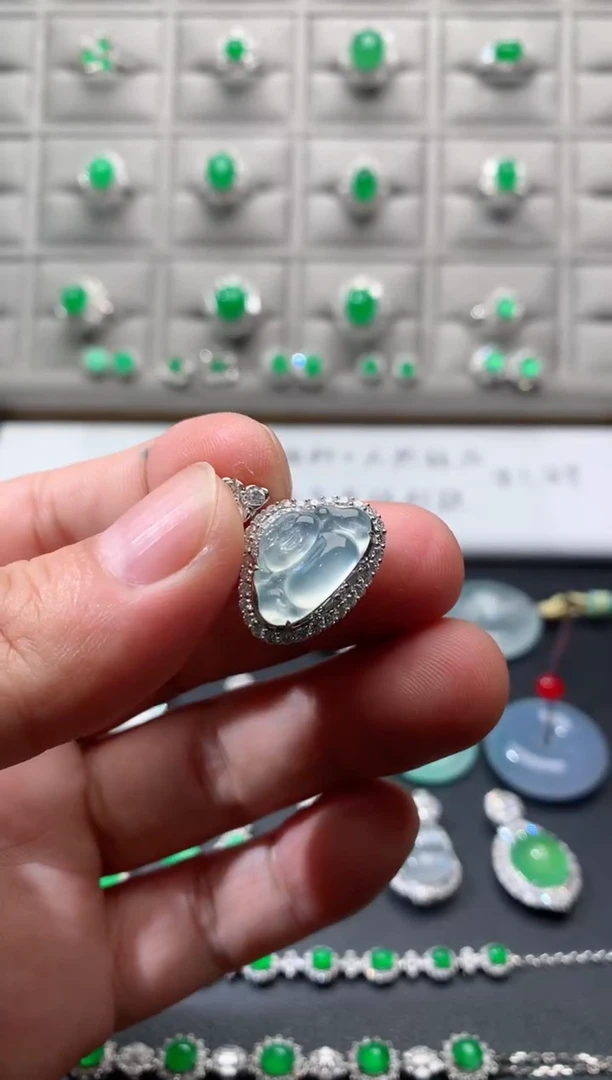 颈饰18K金镶嵌翡翠18K翡翠