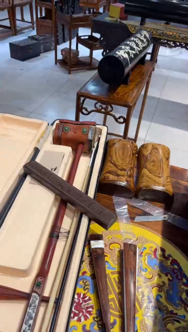 木木雕款扇子一把