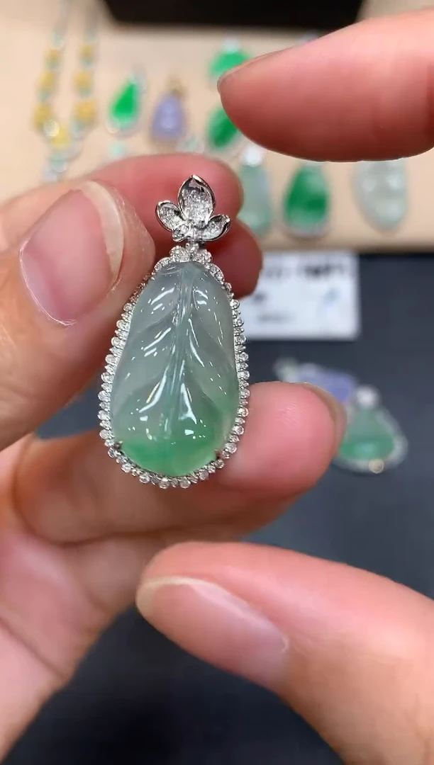 颈饰18K金镶嵌翡翠树叶【无服务费